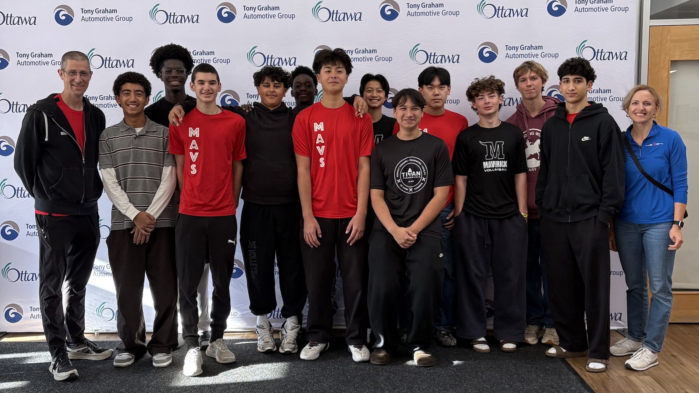 Le FMPJ et les athlètes de Maverick s’engagent auprès de la communauté lors du premier tournoi de volleyball jeunesse à l’échelle de la ville d’Ottawa